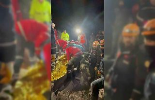 AFAD ekipleri 120 saat sonra enkazdan bir vatandaşı...