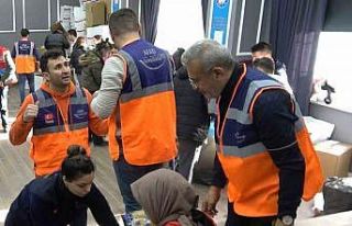 AFAD gönüllüleri depremzedeler için seferber oldu:...