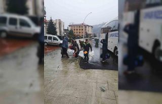 Afet bölgesinden gelen depremzedeler yurtlara yerleştirilmeye...