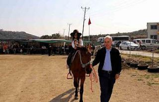 Afetzede çocuklar atlarla depremi unutmaya çalışıyor