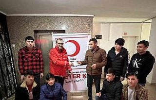 Afganistanlı gençlerden duyarlı bağış