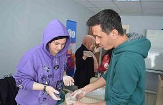 Afyonkarahisar’da gençler çini ve seramik eğitimi...