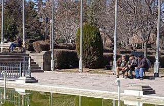 Afyonkarahisar’da vatandaşlar sıcak havanın tadını...