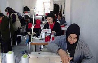 Afyonkarahisarlı kadınlar depremzedeler için üretiyor
