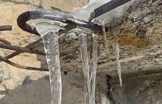 Ağrı dondu, camlar buz tuttu