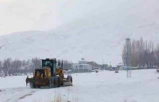 Ağrı’da "Kar Kaplanları" kapanan yollar...