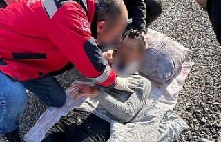 Ağrı’da lastiği patlayan tır devrildi: 2 yaralı