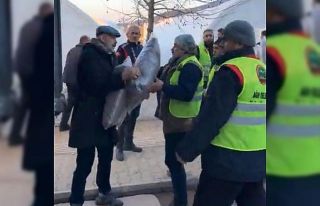 Ağrılı iş adamı depremzedeler için kolları...