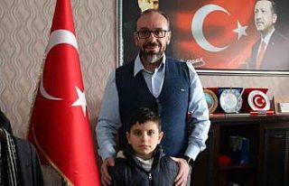 Ağrılı Mahir kumbarasını depremzede kardeşlerine...