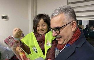 Ahlatcı, depremzede çocukları sevindirdi