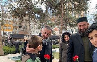 AK nokta üye aracında vatandaşlara karanfil dağıttı