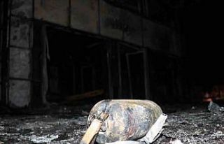 Akaryakıt istasyonu alev alev yandı, ekipler söndürmek...