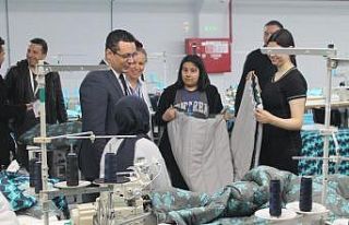 Akhisar’da depremzedeler için 800 adet tulum üretiliyor