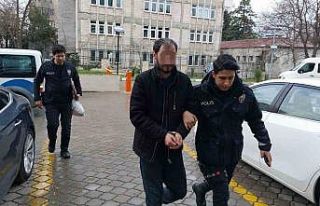 Akrabasını baltayla ağır yaraladı