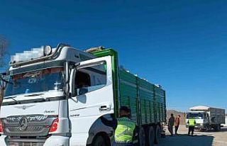 Aksaray’da jandarma tonajlı araç denetimlerine...