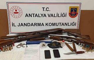 Alanya’da 5 otomobile silah zoruyla el koyan 3 şüpheliye...