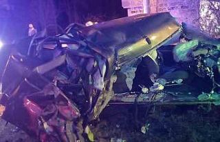 Alkollü sürücü hurdaya dönen otomobilden yaralı...