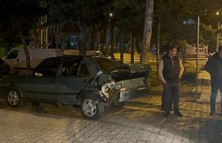Alkollü sürücü park halindeki araca çarptı,...