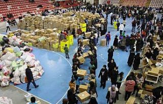 Amasya’da yüzlerce genç yardım kolilerini el...