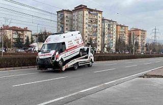 Ambulans tramvay yoluna girdi: 1 yaralı