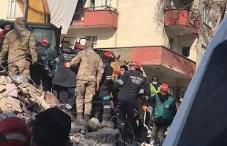 Anne ve 4 yaşındaki kızı 79 saat sonra enkazdan...