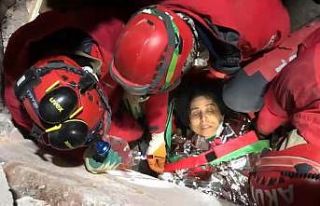 Anne ve oğlu 2 saat arayla enkazdan kurtarıldı