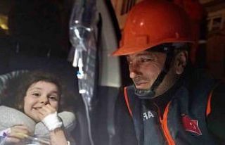 Annesini enkazda kaybeden Öykü yaşama tutundu