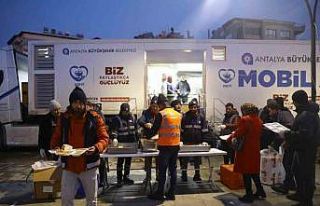 Antalya Büyükşehir Belediyesi 10 gündür depremzedelerin...