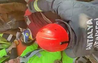 Antalya Büyükşehir İtfaiyesi 62 vatandaşı enkaz...