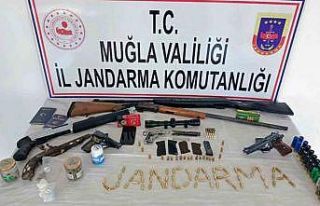 Antik tabancayı satmak isterken yakalandı