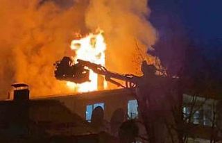 Apartmanın çatı katı alev alev yandı
