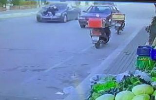 Aracın kaputunda kilometrelerce sürüklendi
