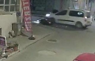 Araçla çarpışan motosiklet sürücüsü metrelerce...