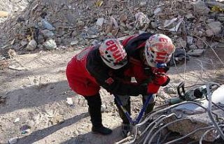 Arama-kurtarma gönüllüsü Necla teyze, Kahramanmaraş’ta...