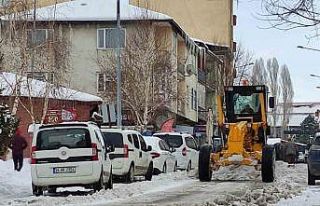Ardahan Belediyesi ekiplerinin karla mücadele çalışmaları