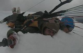 Artvin’de kar üzerinde yamaç paraşütü nefes...