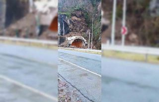 Artvin’de Kopmuş Tüneli girişinde heyelan