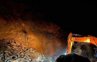 Artvin’de şiddetli yağış heyelanlara ve dere...