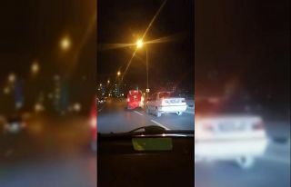 Asker konvoyunda tehlikeli hareketler sergileyen sürücüler...