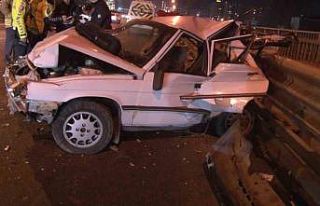 Ataşehir’de iki araç duraklama yapan otomobile...