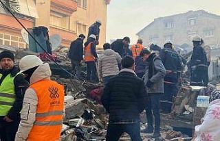 Atıeylül, afetzedelerin yanında