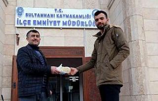 ATM önünde bulduğu 22 bin TL’yi sahibine teslim...