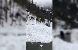 Ayder Yaylası yolunda çığ yolu ulaşıma kapattı