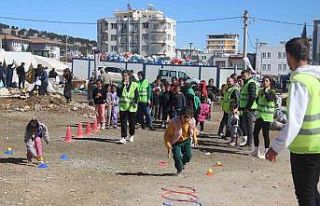 Aynı acıyı yaşayan yetişkin ve çocuklar sokak...