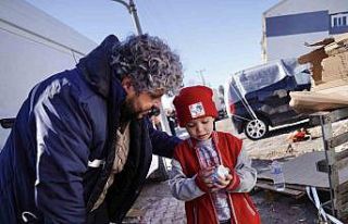 Ayvalık Belediyesi ekipleri deprem bölgesinde afetzedelerin...