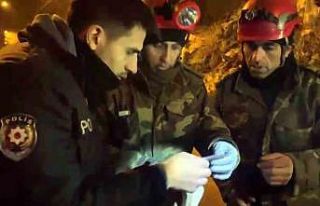 Azerbaycanlı ekipler enkazda buldukları ziynet eşyalarını...