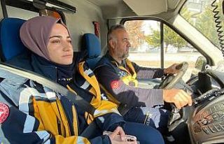 Baba-kız depremde hayat kurtarmak için mücadele...