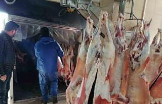 Bağışlanan büyük ve küçükbaş hayvanlar kesilerek...