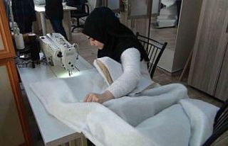 Bağışlanan kumaşlar depremzedelere battaniye oluyor