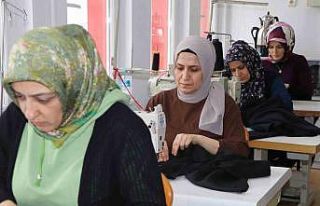 Bağışlanan kumaşlarla depremzedelere kışlık...